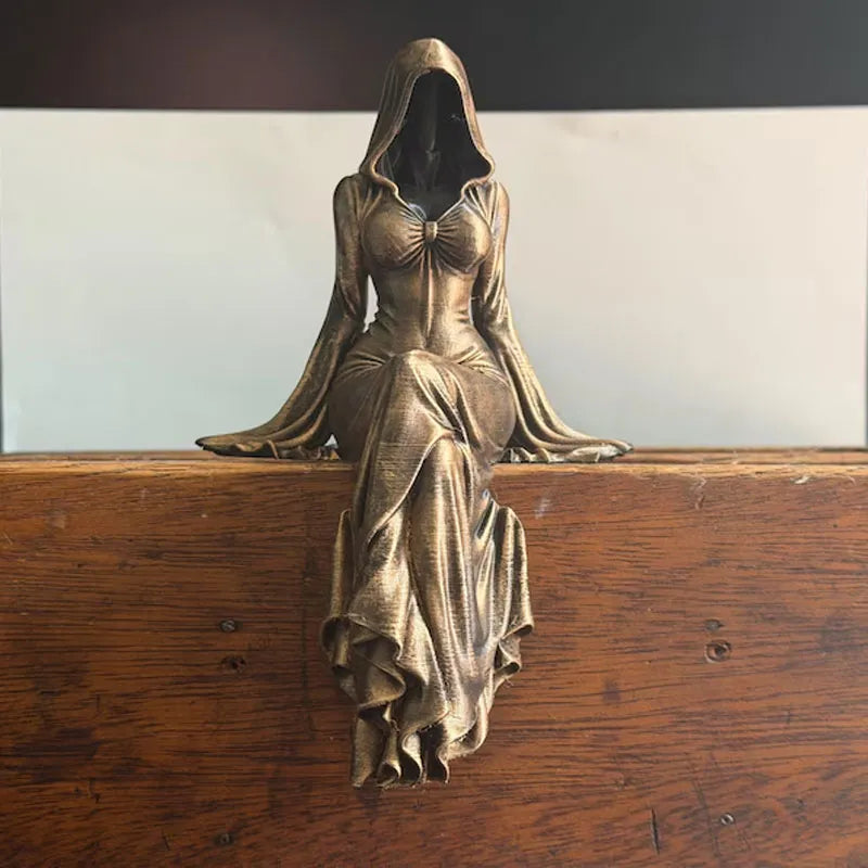 Lady Reaper - Etherische sculptuur van een figuur met kap
