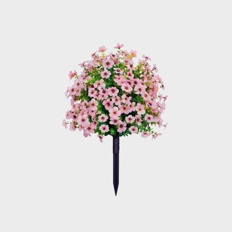 Kunstmatige eucalyptus en viooltjes als bloemdecoratie voor in de grond.