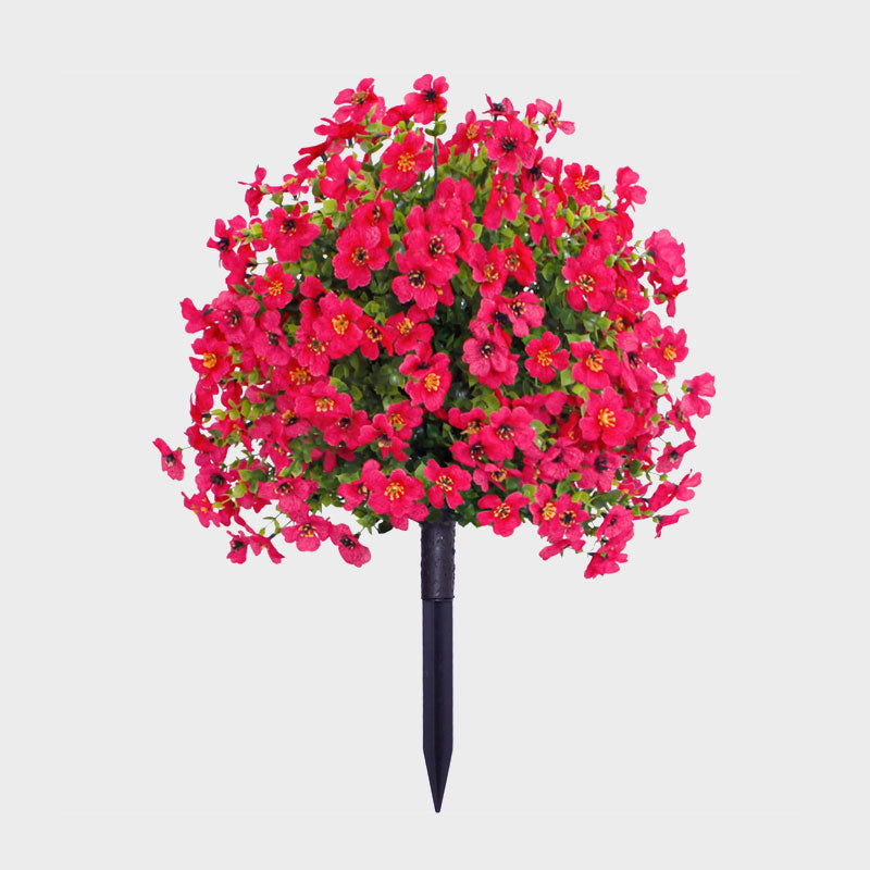Kunstmatige eucalyptus en viooltjes als bloemdecoratie voor in de grond.