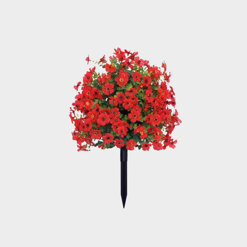 Kunstmatige eucalyptus en viooltjes als bloemdecoratie voor in de grond.