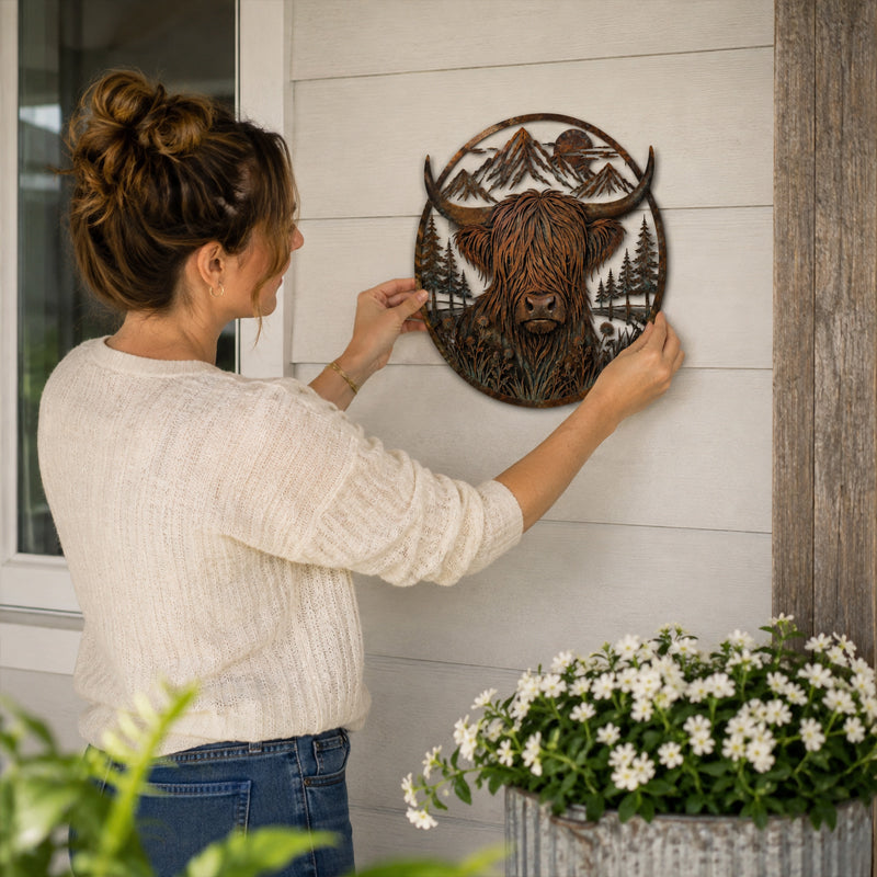 Metalen wanddecoratie met Schotse hooglandkoeien en berglandschap