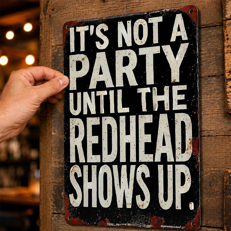 Vintage bord met de tekst "Het is geen feest totdat de roodharige opduikt"