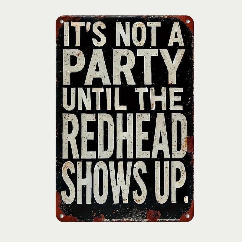 Vintage bord met de tekst "Het is geen feest totdat de roodharige opduikt"