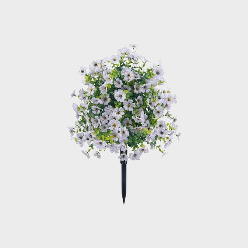 Kunstmatige eucalyptus en viooltjes als bloemdecoratie voor in de grond.