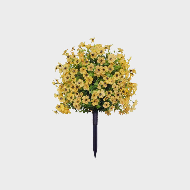 Kunstmatige eucalyptus en viooltjes als bloemdecoratie voor in de grond.