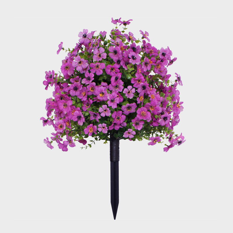Kunstmatige eucalyptus en viooltjes als bloemdecoratie voor in de grond.