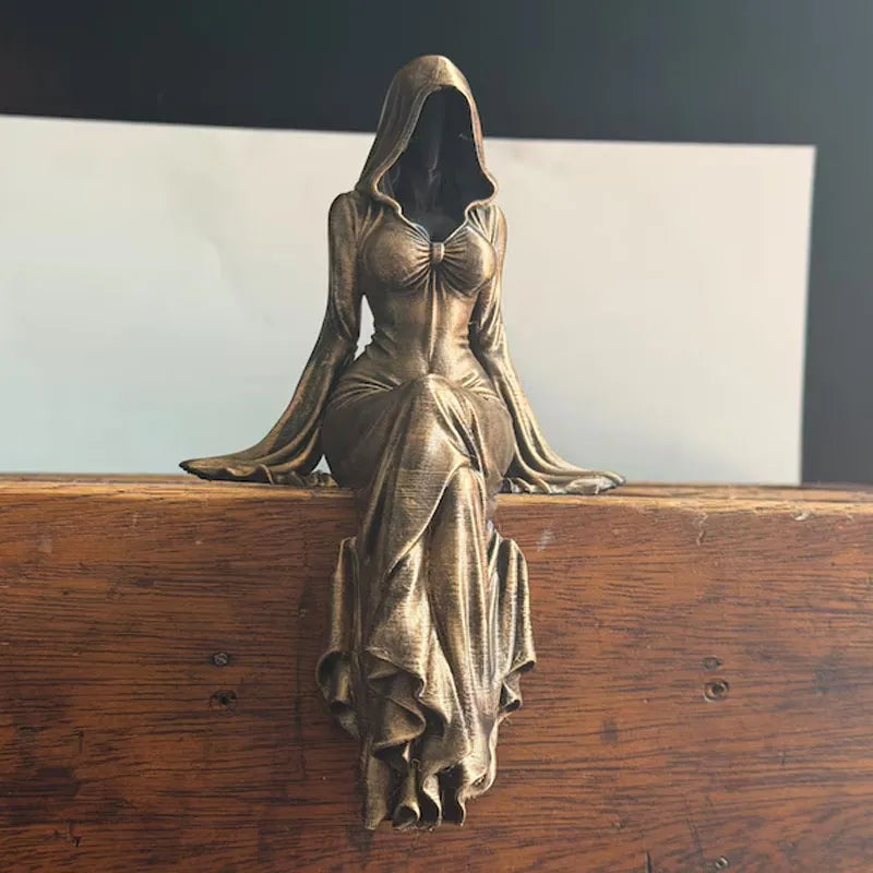 Lady Reaper - Etherische sculptuur van een figuur met kap