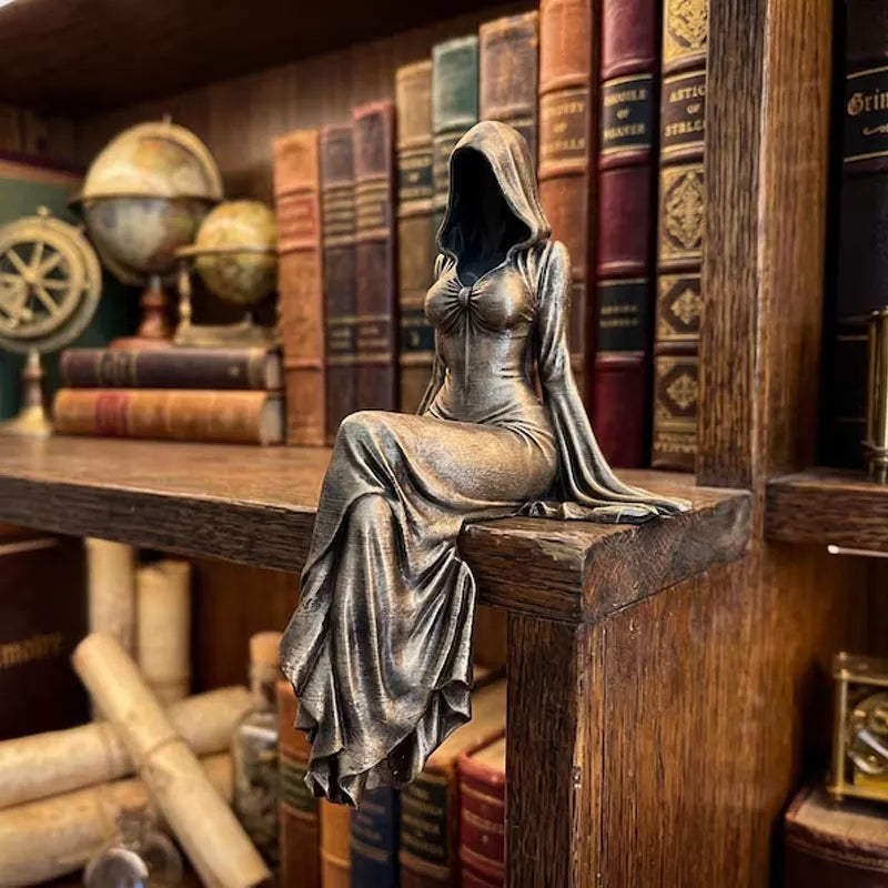 Lady Reaper - Etherische sculptuur van een figuur met kap