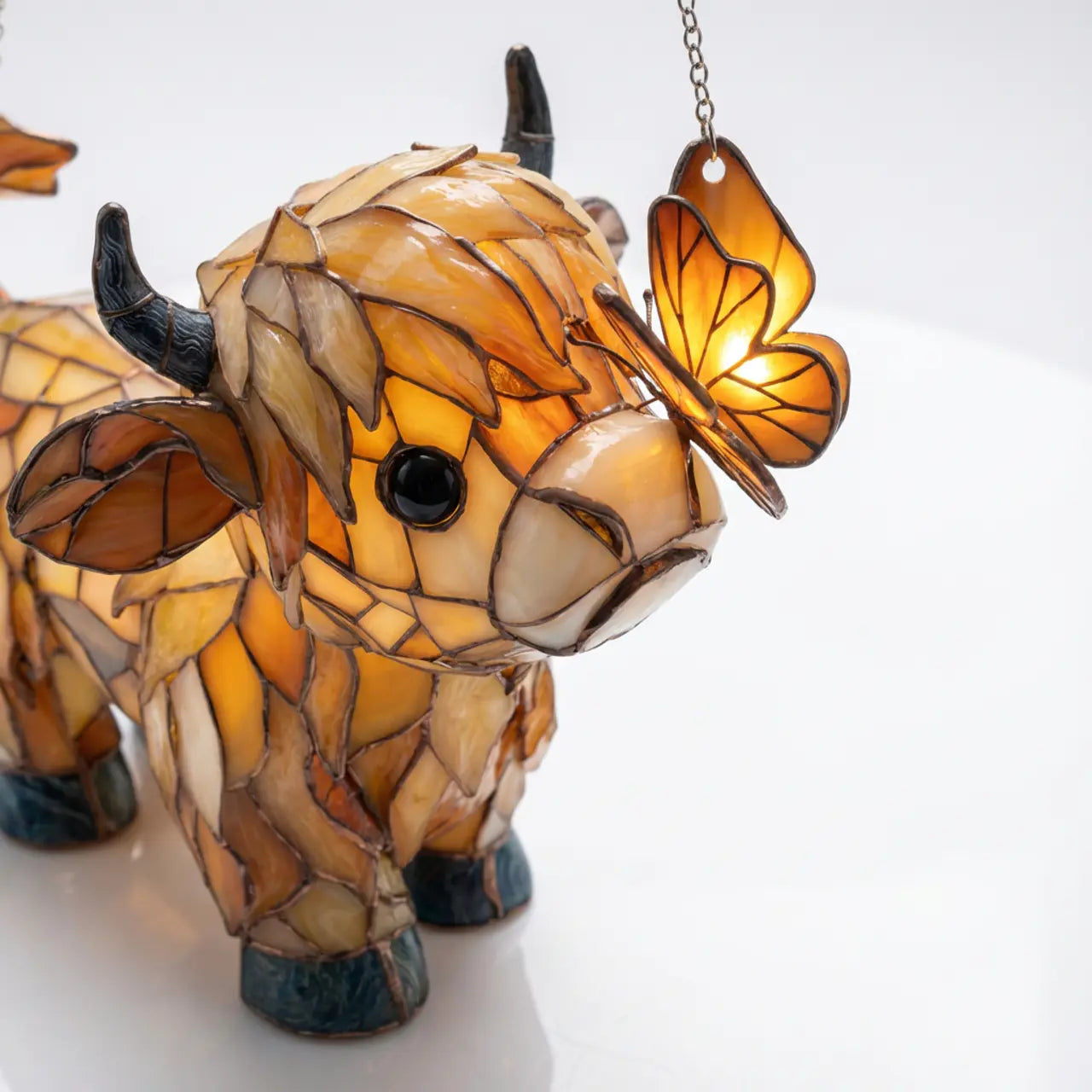 Raamdecoratie met Schotse hooglandkoe: vlinder raamhanger